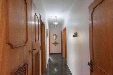 Casa à venda com 212m², 4 quartos e 3 vagas Casa à venda com 212m², 4 quartos e 3 vagasCorredor