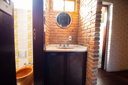 Casa para alugar com 1000m², 6 quartos e 3 vagas Casa para alugar com 1000m², 6 quartos e 3 vagasBanheiro social