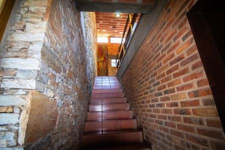 Casa para alugar com 1000m², 6 quartos e 3 vagas Casa para alugar com 1000m², 6 quartos e 3 vagasEscada- descendo subsolo
