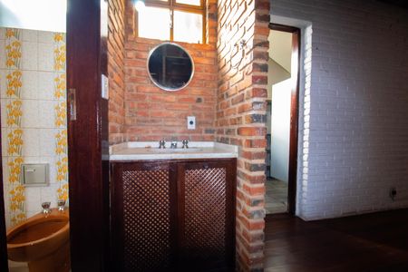 Casa para alugar com 1000m², 6 quartos e 3 vagas Casa para alugar com 1000m², 6 quartos e 3 vagasBanheiro social