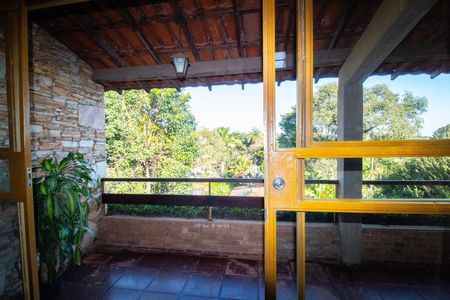 Casa para alugar com 1000m², 6 quartos e 3 vagas Casa para alugar com 1000m², 6 quartos e 3 vagasVaranda da sala 02