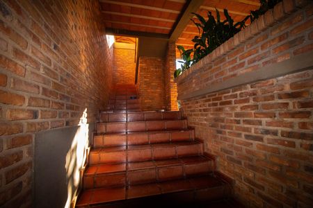 Casa para alugar com 1000m², 6 quartos e 3 vagas Casa para alugar com 1000m², 6 quartos e 3 vagasEscada da entrada