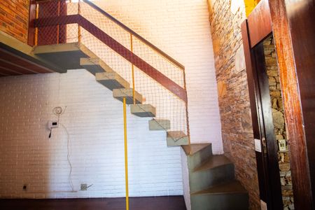 Casa para alugar com 1000m², 6 quartos e 3 vagas Casa para alugar com 1000m², 6 quartos e 3 vagasEscada- Escritório