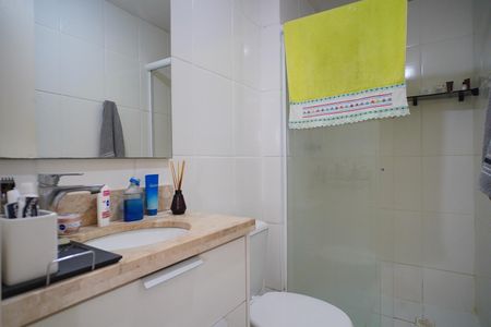 Banheiro  de apartamento à venda com 2 quartos, 52m² em São Sebastião, Porto Alegre