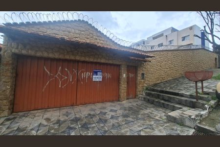 Casa à venda com 360m², 4 quartos e 4 vagas Casa à venda com 360m², 4 quartos e 4 vagasFachada / placa: rxde164