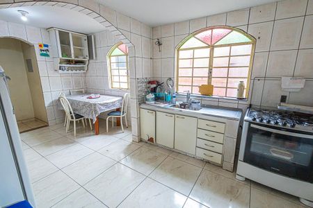 Casa à venda com 360m², 4 quartos e 4 vagas Casa à venda com 360m², 4 quartos e 4 vagascozinha