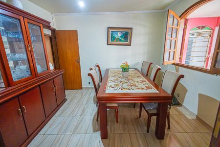 Casa à venda com 360m², 4 quartos e 4 vagas Casa à venda com 360m², 4 quartos e 4 vagascopa