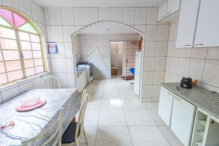 Casa à venda com 360m², 4 quartos e 4 vagas Casa à venda com 360m², 4 quartos e 4 vagascozinha