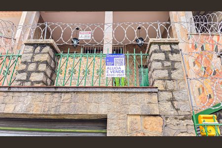 Casa para alugar com 360m², 4 quartos e 1 vagaFachada casa com placa