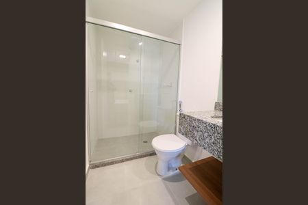 Banheiro de kitnet/studio para alugar com 1 quarto, 25m² em Jardim das Acacias, São Paulo