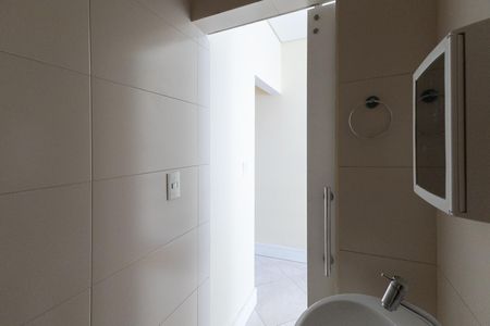 Banheiro de casa para alugar com 2 quartos, 100m² em Vila Nivi, São Paulo