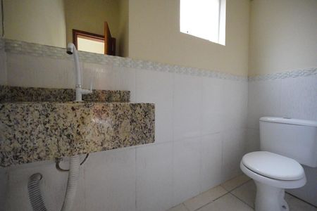 Banheiro de casa de condomínio para alugar com 3 quartos, 100m² em São João do Rio Vermelho, Florianópolis