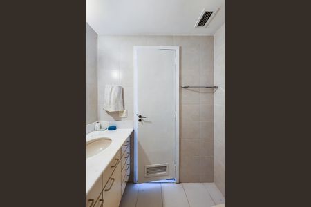 Apartamento para alugar com 70m², 2 quartos e 1 vaga Apartamento para alugar com 70m², 2 quartos e 1 vagaBanheiro da Suíte 1