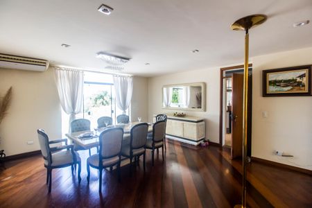 Sala de casa de condomínio à venda com 2 quartos, 700m² em Alphaville, Santana de Parnaíba