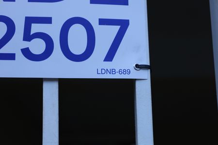 Casa para alugar com 100m², 4 quartos e 2 vagasPlaca instalada no portão do imóvel - Código da placa: LDNB-689