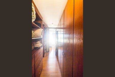 Casa de condomínio à venda com 700m², 4 quartos e 4 vagas Casa de condomínio à venda com 700m², 4 quartos e 4 vagasCloset da suíte