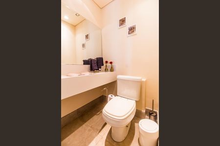 Casa de condomínio à venda com 700m², 4 quartos e 4 vagas Casa de condomínio à venda com 700m², 4 quartos e 4 vagasLavabo
