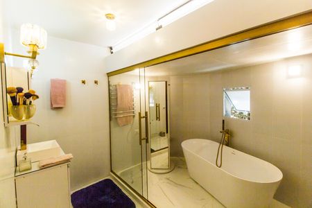 Casa de condomínio à venda com 700m², 4 quartos e 4 vagas Casa de condomínio à venda com 700m², 4 quartos e 4 vagasBanheiro da Suíte