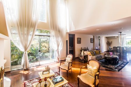 Sala  de casa de condomínio à venda com 4 quartos, 700m² em Alphaville, Santana de Parnaíba