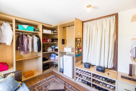 Casa de condomínio à venda com 700m², 4 quartos e 4 vagas Casa de condomínio à venda com 700m², 4 quartos e 4 vagasCloset da suíte