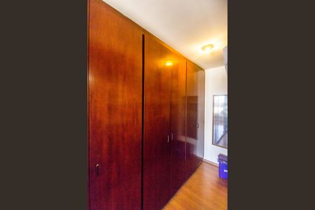 Casa de condomínio à venda com 700m², 4 quartos e 4 vagas Casa de condomínio à venda com 700m², 4 quartos e 4 vagasCloset da suíte