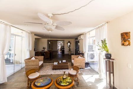 Casa de condomínio à venda com 700m², 4 quartos e 4 vagas Casa de condomínio à venda com 700m², 4 quartos e 4 vagasSala