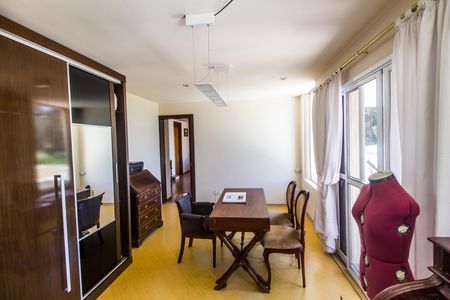 Casa de condomínio à venda com 700m², 4 quartos e 4 vagas Casa de condomínio à venda com 700m², 4 quartos e 4 vagasEscritório