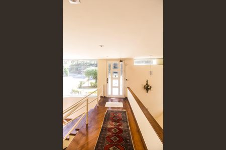 Casa de condomínio à venda com 700m², 4 quartos e 4 vagas Casa de condomínio à venda com 700m², 4 quartos e 4 vagasEntrada
