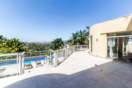 Casa de condomínio à venda com 700m², 4 quartos e 4 vagas Casa de condomínio à venda com 700m², 4 quartos e 4 vagasVaranda