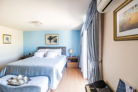 Casa de condomínio à venda com 700m², 4 quartos e 4 vagas Casa de condomínio à venda com 700m², 4 quartos e 4 vagasSuíte master