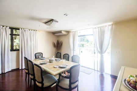 Casa de condomínio à venda com 700m², 4 quartos e 4 vagas Casa de condomínio à venda com 700m², 4 quartos e 4 vagasSala