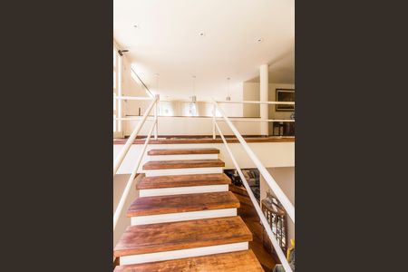 Casa de condomínio à venda com 700m², 4 quartos e 4 vagas Casa de condomínio à venda com 700m², 4 quartos e 4 vagasEscada