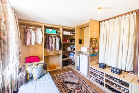 Casa de condomínio à venda com 700m², 4 quartos e 4 vagas Casa de condomínio à venda com 700m², 4 quartos e 4 vagasCloset da suíte