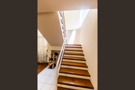 Casa de condomínio à venda com 700m², 4 quartos e 4 vagas Casa de condomínio à venda com 700m², 4 quartos e 4 vagasEscada