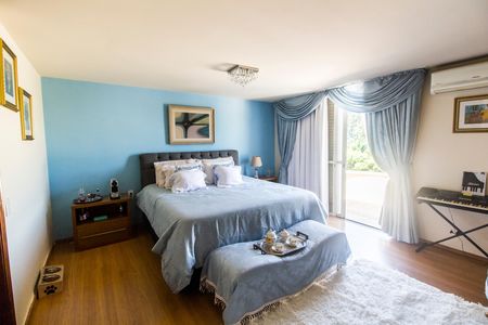 Casa de condomínio à venda com 700m², 4 quartos e 4 vagas Casa de condomínio à venda com 700m², 4 quartos e 4 vagasSuíte master