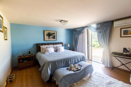 Casa de condomínio à venda com 700m², 4 quartos e 4 vagas Casa de condomínio à venda com 700m², 4 quartos e 4 vagasSuíte master