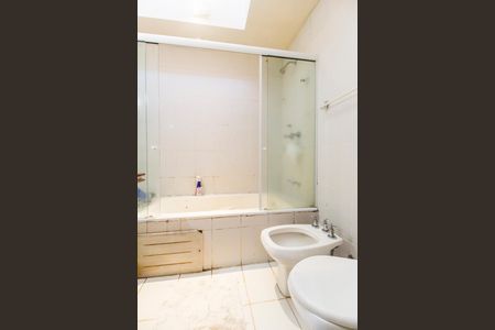 Casa de condomínio à venda com 700m², 4 quartos e 4 vagas Casa de condomínio à venda com 700m², 4 quartos e 4 vagasBanheiro da Suíte