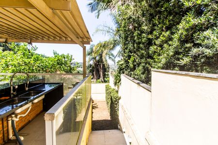 Casa de condomínio à venda com 700m², 4 quartos e 4 vagas Casa de condomínio à venda com 700m², 4 quartos e 4 vagasEscada