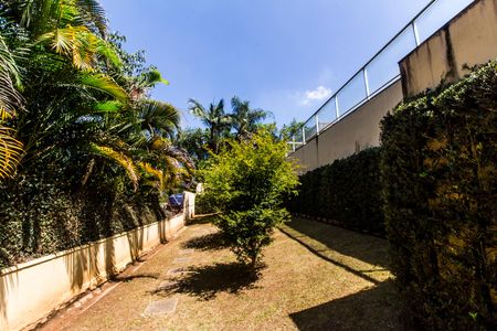 Casa de condomínio à venda com 700m², 4 quartos e 4 vagas Casa de condomínio à venda com 700m², 4 quartos e 4 vagasQuintal