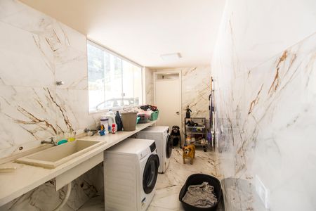 Casa de condomínio à venda com 700m², 4 quartos e 4 vagas Casa de condomínio à venda com 700m², 4 quartos e 4 vagasÁrea de Serviço
