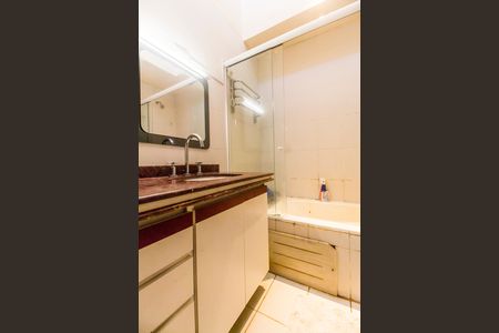 Casa de condomínio à venda com 700m², 4 quartos e 4 vagas Casa de condomínio à venda com 700m², 4 quartos e 4 vagasBanheiro da Suíte
