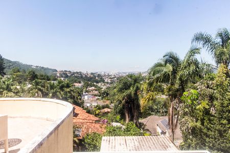 Casa de condomínio à venda com 700m², 4 quartos e 4 vagas Casa de condomínio à venda com 700m², 4 quartos e 4 vagasVista