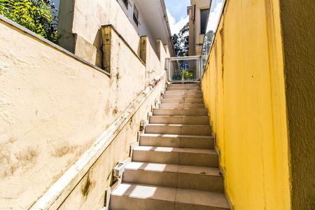 Casa de condomínio à venda com 700m², 4 quartos e 4 vagas Casa de condomínio à venda com 700m², 4 quartos e 4 vagasEscada