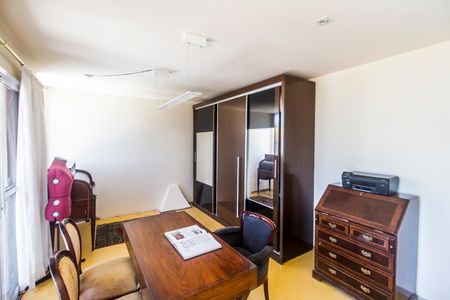 Casa de condomínio à venda com 700m², 4 quartos e 4 vagas Casa de condomínio à venda com 700m², 4 quartos e 4 vagasEscritório