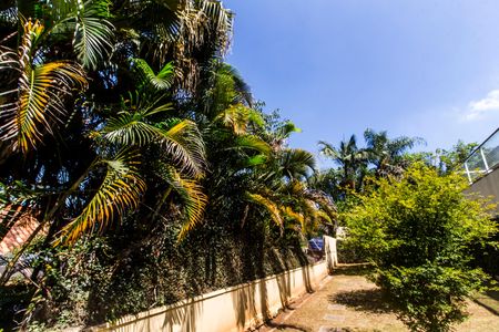 Casa de condomínio à venda com 700m², 4 quartos e 4 vagas Casa de condomínio à venda com 700m², 4 quartos e 4 vagasQuintal