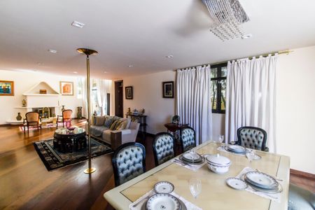Sala  de casa de condomínio à venda com 4 quartos, 700m² em Alphaville, Santana de Parnaíba