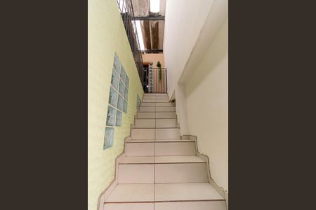 Casa para alugar com 180m², 2 quartos e 2 vagas Casa para alugar com 180m², 2 quartos e 2 vagasEscada