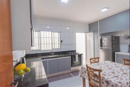 Casa à venda com 180m², 4 quartos e 3 vagas Casa à venda com 180m², 4 quartos e 3 vagasCozinha
