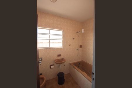 Casa à venda com 180m², 4 quartos e 3 vagas Casa à venda com 180m², 4 quartos e 3 vagasEdícula- Banheiro