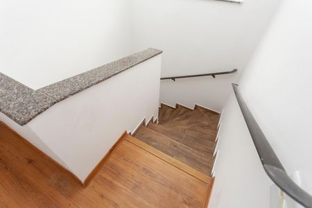 Casa para alugar com 200m², 3 quartos e 2 vagasEscada